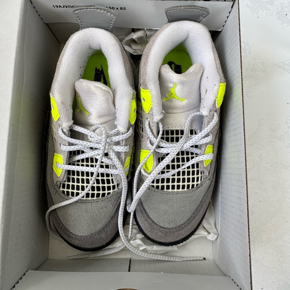 Jordan 4 Retro
SE 95 Neon (TD)